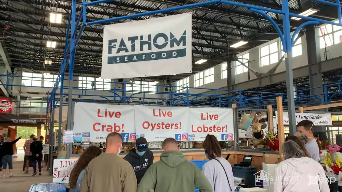 Live Dungeness Crab at Point Ruston! Fathom Seafood